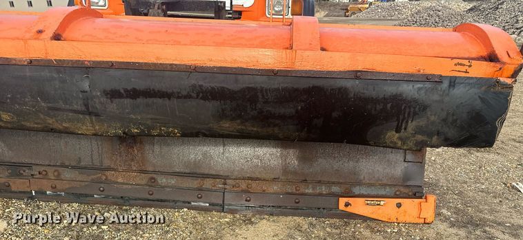 image for item LO9336 2004 Sterling L9500  dump truck