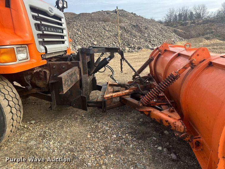 image for item LO9336 2004 Sterling L9500  dump truck