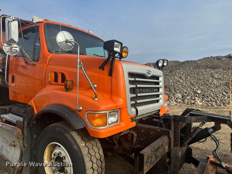 image for item LO9336 2004 Sterling L9500  dump truck