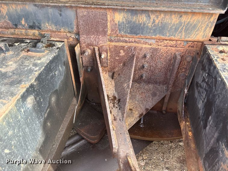 image for item LO9336 2004 Sterling L9500  dump truck