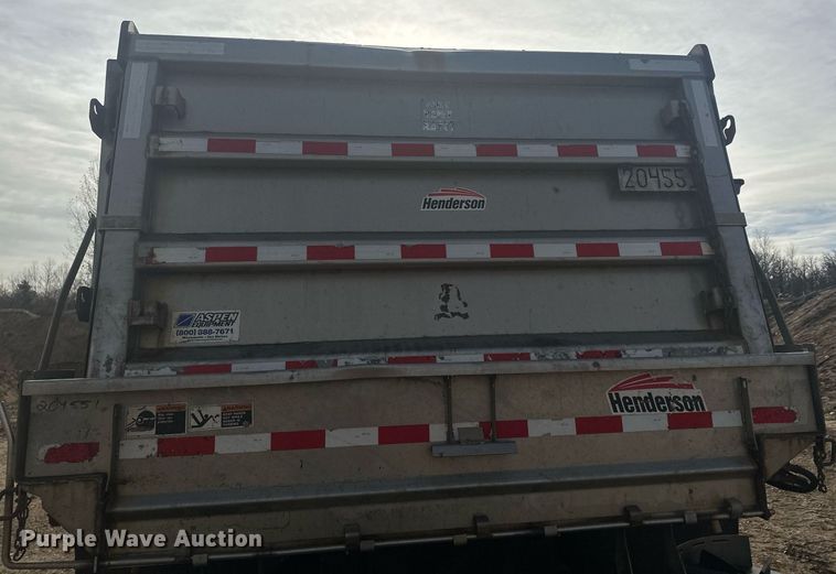 image for item LO9336 2004 Sterling L9500  dump truck