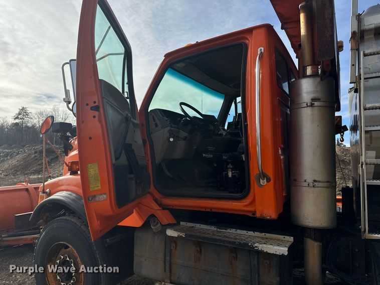 image for item LO9336 2004 Sterling L9500  dump truck