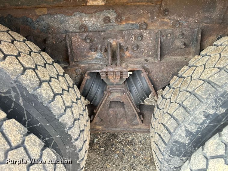 image for item LO9336 2004 Sterling L9500  dump truck