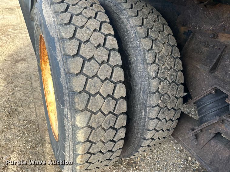 image for item LO9336 2004 Sterling L9500  dump truck