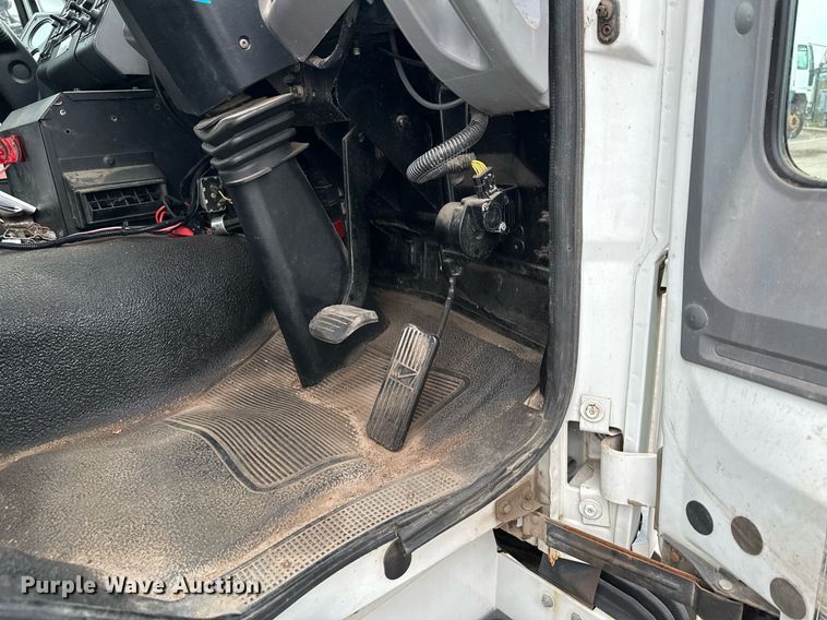 image for item LO9347 2005 Sterling SC-8000  sweeper