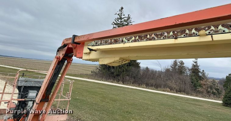 image for item LO9352 2004 JLG 860SJ  boom lift