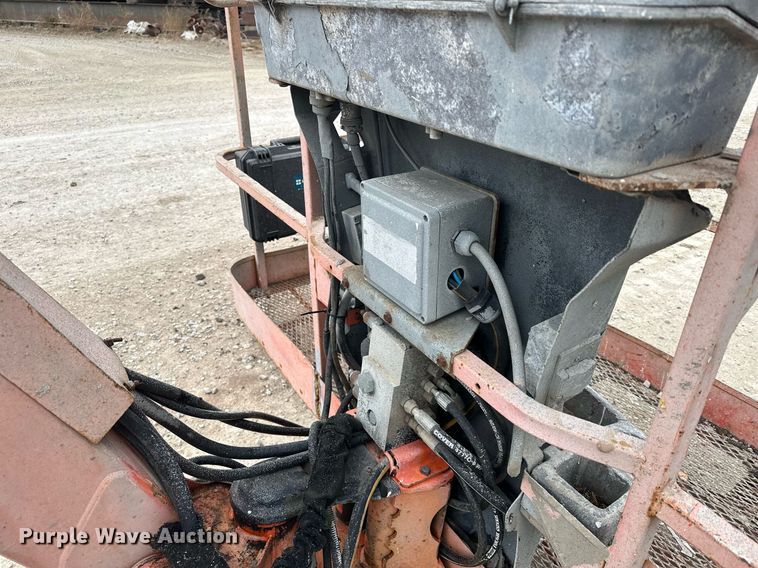 image for item LO9352 2004 JLG 860SJ  boom lift