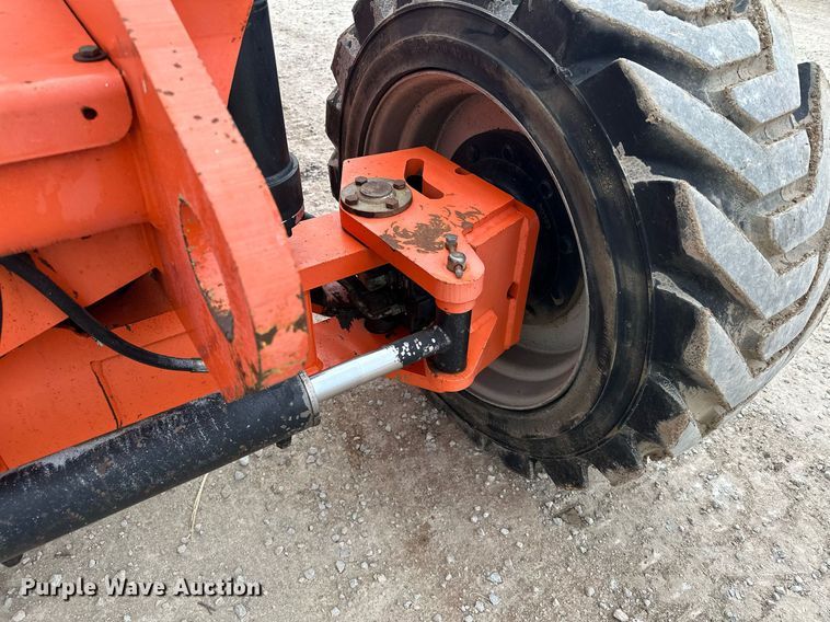 image for item LO9352 2004 JLG 860SJ  boom lift