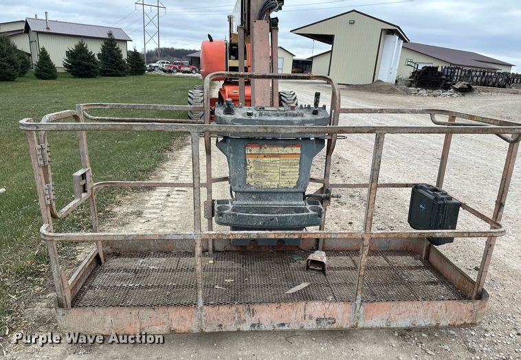 image for item LO9352 2004 JLG 860SJ  boom lift