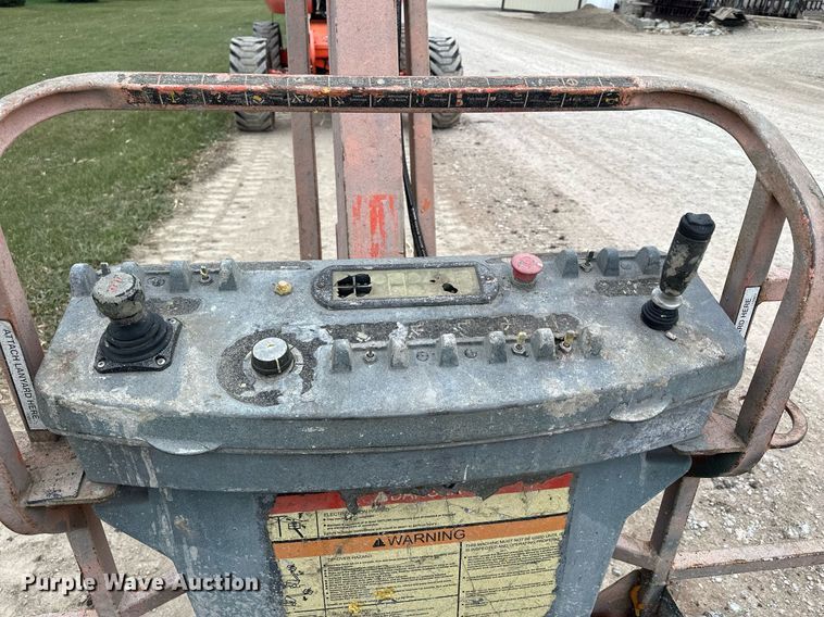 image for item LO9352 2004 JLG 860SJ  boom lift