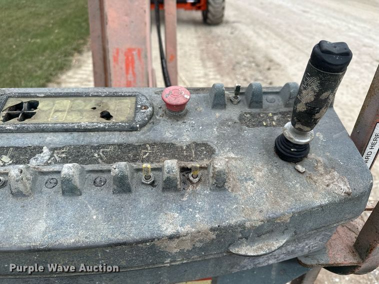 image for item LO9352 2004 JLG 860SJ  boom lift