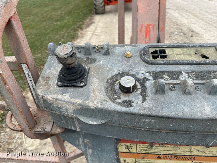 image for item LO9352 2004 JLG 860SJ  boom lift