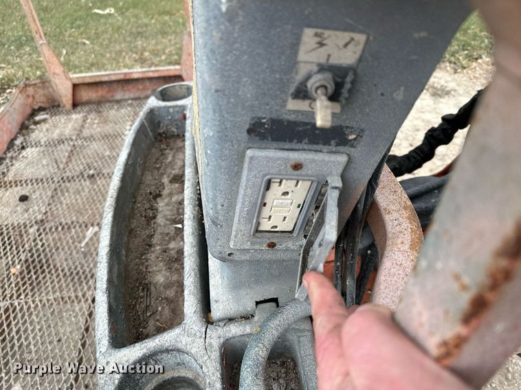 image for item LO9352 2004 JLG 860SJ  boom lift