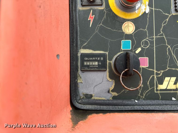 image for item LO9352 2004 JLG 860SJ  boom lift