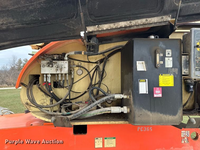 image for item LO9352 2004 JLG 860SJ  boom lift