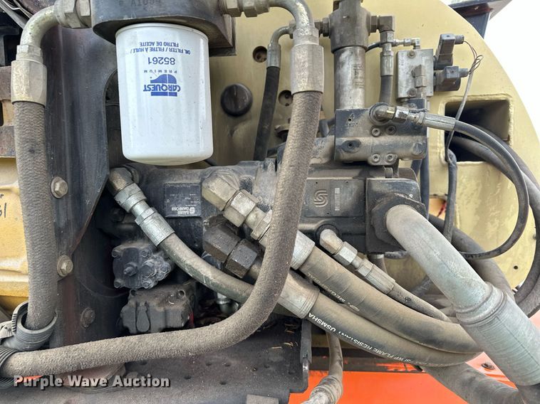 image for item LO9352 2004 JLG 860SJ  boom lift