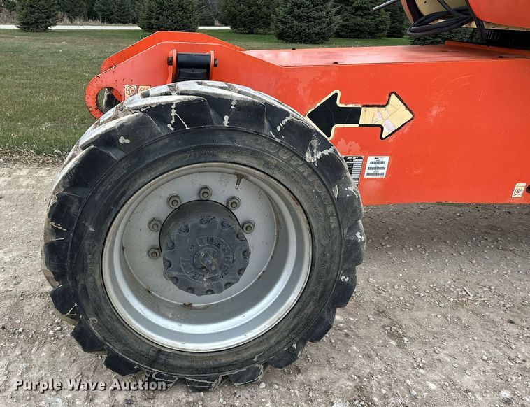 image for item LO9352 2004 JLG 860SJ  boom lift