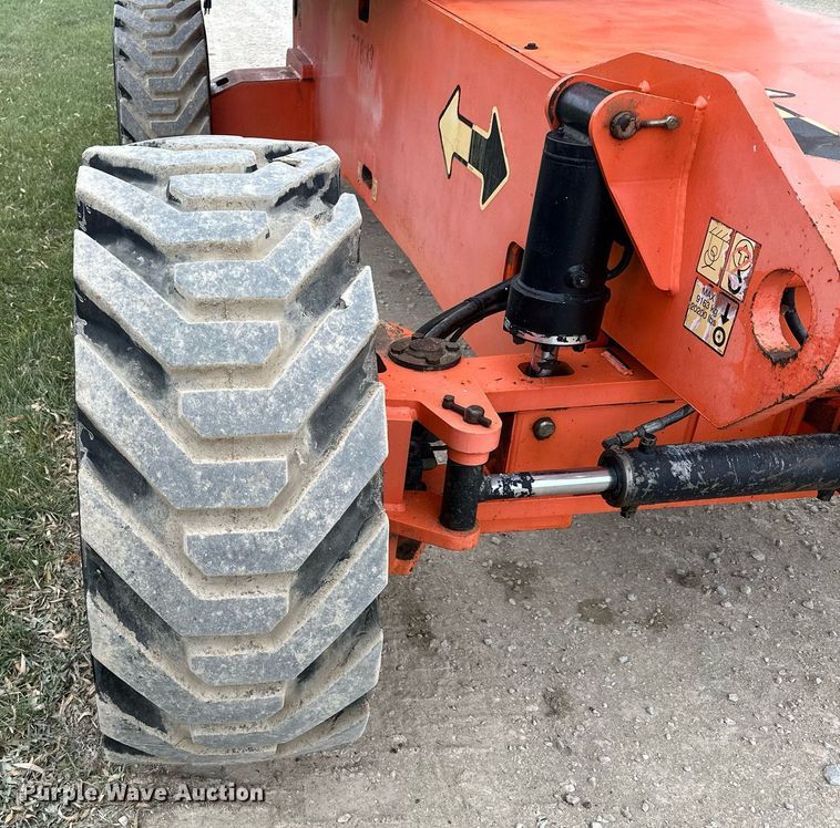 image for item LO9352 2004 JLG 860SJ  boom lift