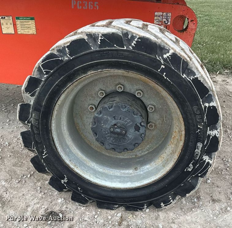 image for item LO9352 2004 JLG 860SJ  boom lift