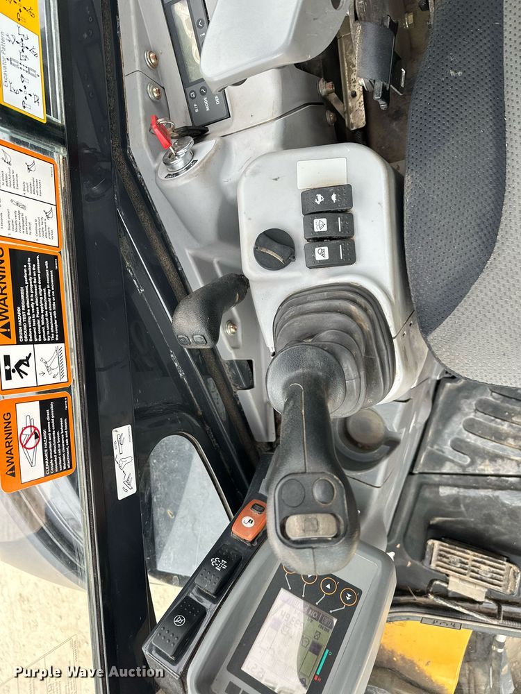 image for item LO9353 2020 John Deere 60G  mini excavator