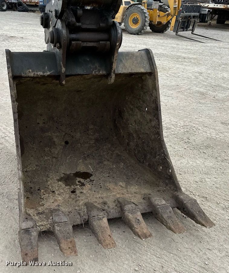 image for item LO9354 2017 John Deere 245G LC  excavator