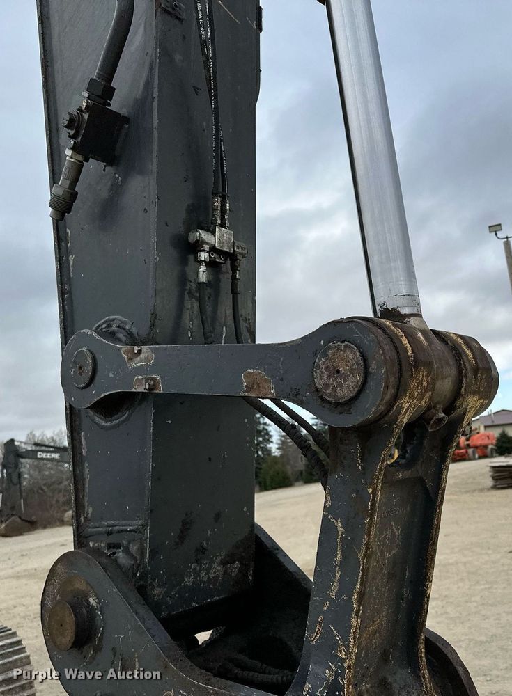 image for item LO9354 2017 John Deere 245G LC  excavator