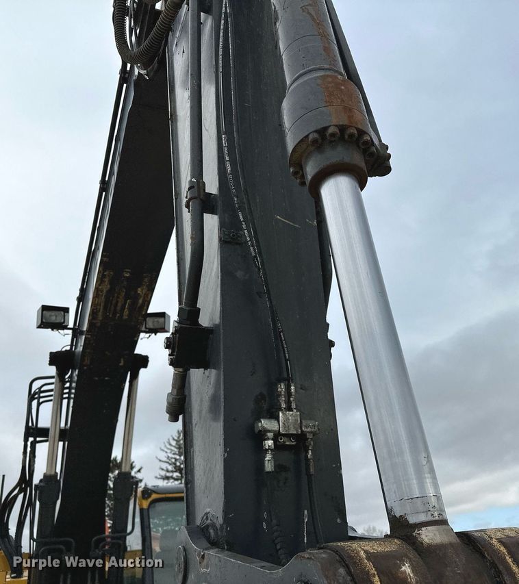 image for item LO9354 2017 John Deere 245G LC  excavator