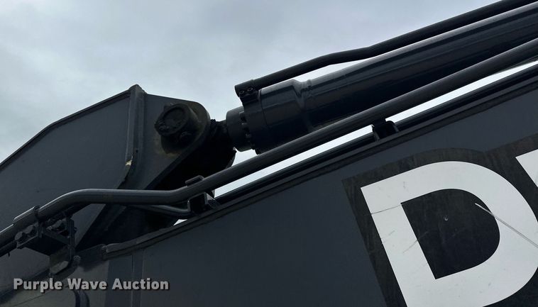 image for item LO9354 2017 John Deere 245G LC  excavator