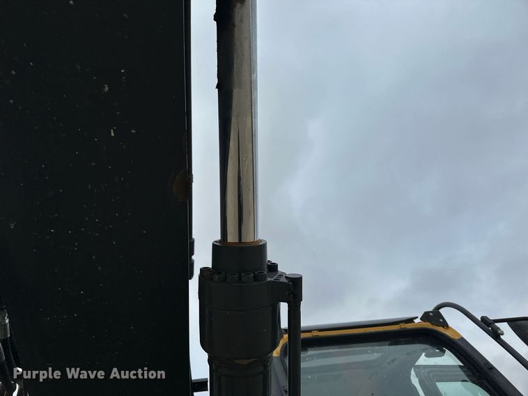 image for item LO9354 2017 John Deere 245G LC  excavator