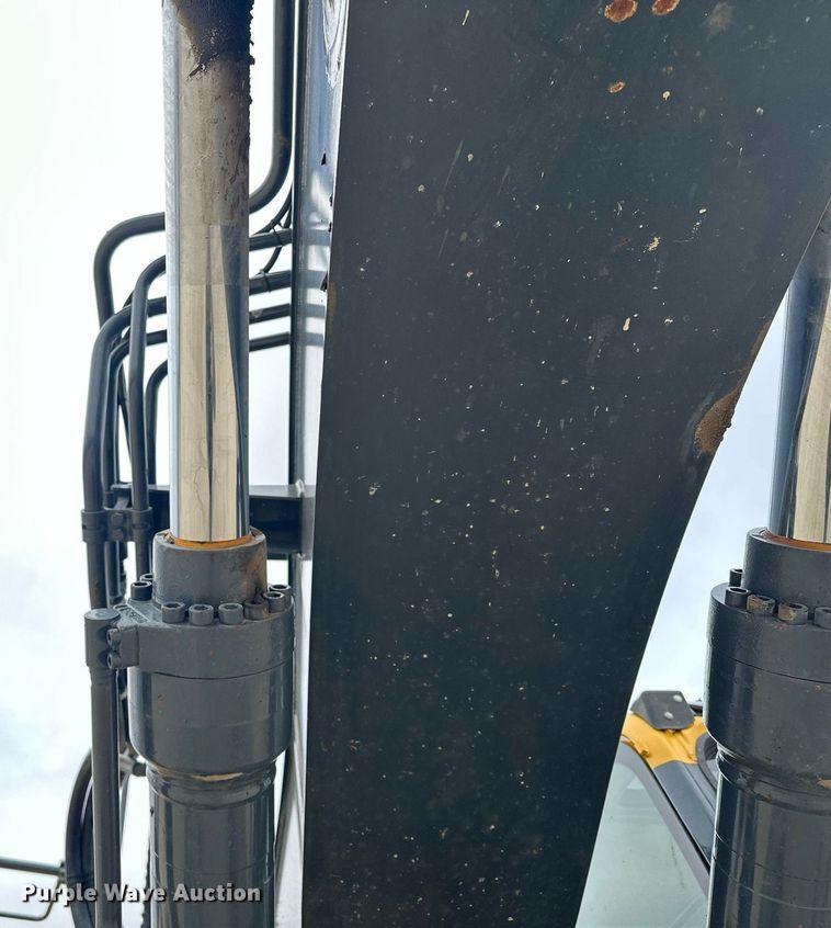 image for item LO9354 2017 John Deere 245G LC  excavator