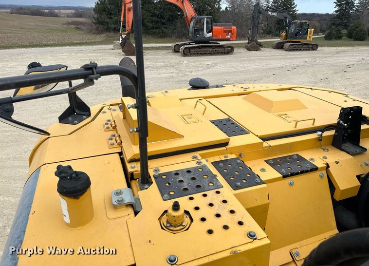 image for item LO9354 2017 John Deere 245G LC  excavator