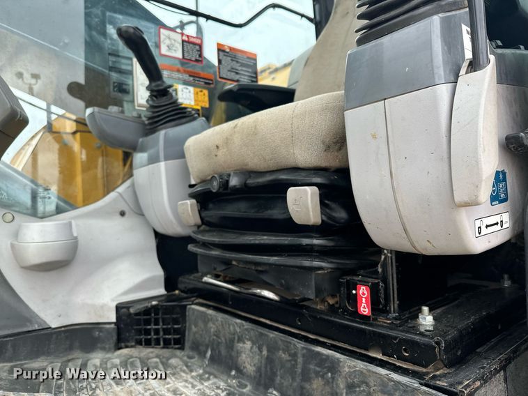 image for item LO9354 2017 John Deere 245G LC  excavator