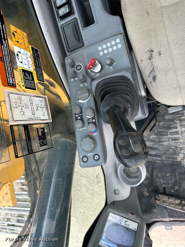 image for item LO9354 2017 John Deere 245G LC  excavator