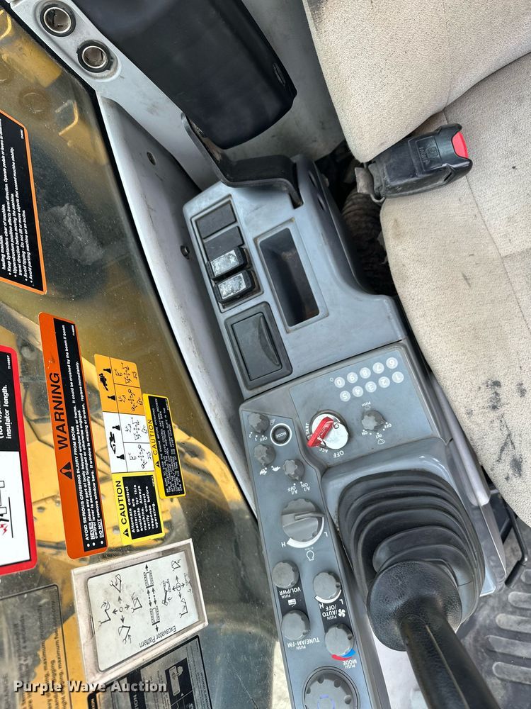 image for item LO9354 2017 John Deere 245G LC  excavator