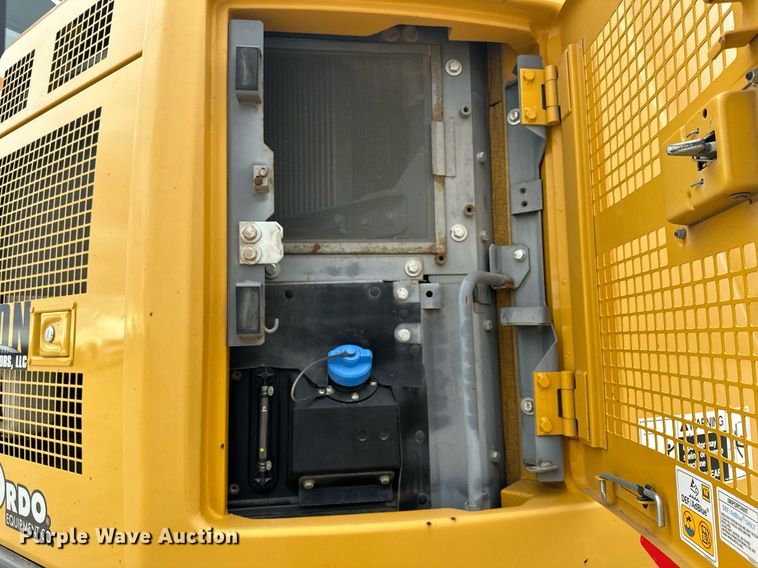 image for item LO9354 2017 John Deere 245G LC  excavator