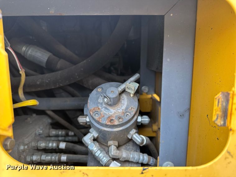 image for item LO9354 2017 John Deere 245G LC  excavator