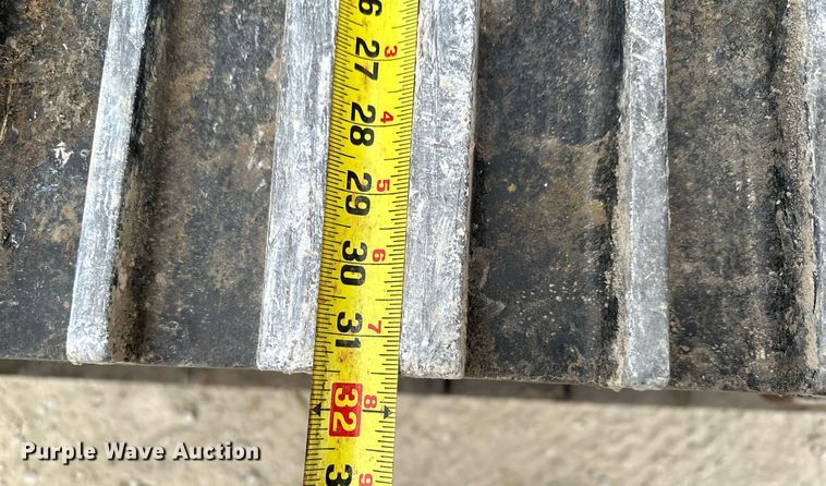 image for item LO9354 2017 John Deere 245G LC  excavator