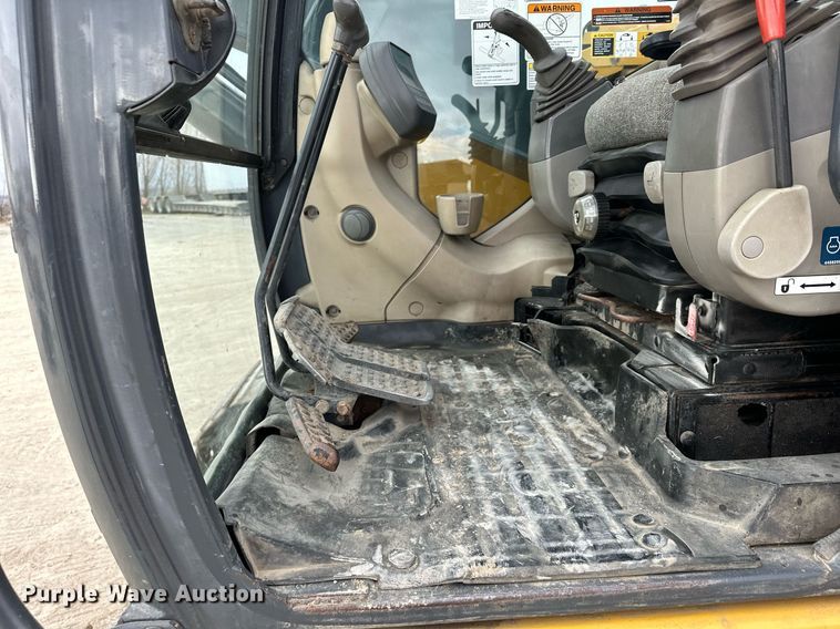 image for item LO9355 2012 John Deere FF135DX  excavator