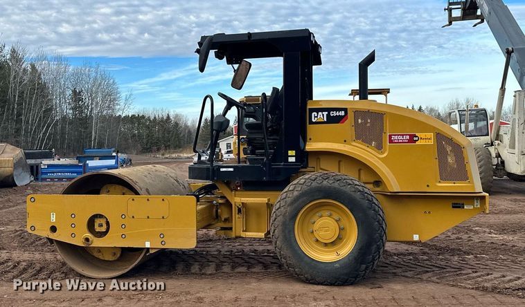 image for item LO9367 2021 Caterpillar CS44B  single drum vibratory roller