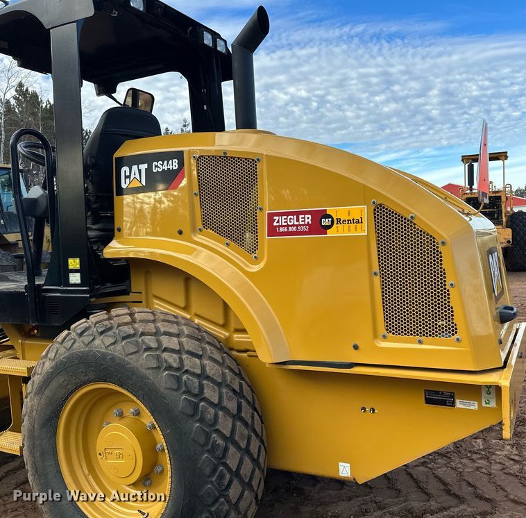 image for item LO9367 2021 Caterpillar CS44B  single drum vibratory roller