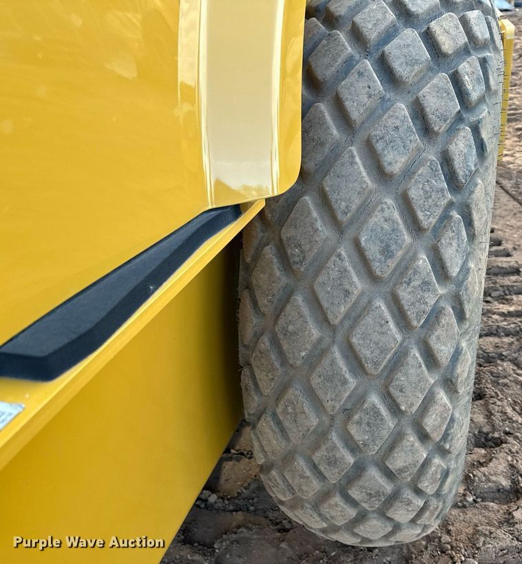 image for item LO9367 2021 Caterpillar CS44B  single drum vibratory roller