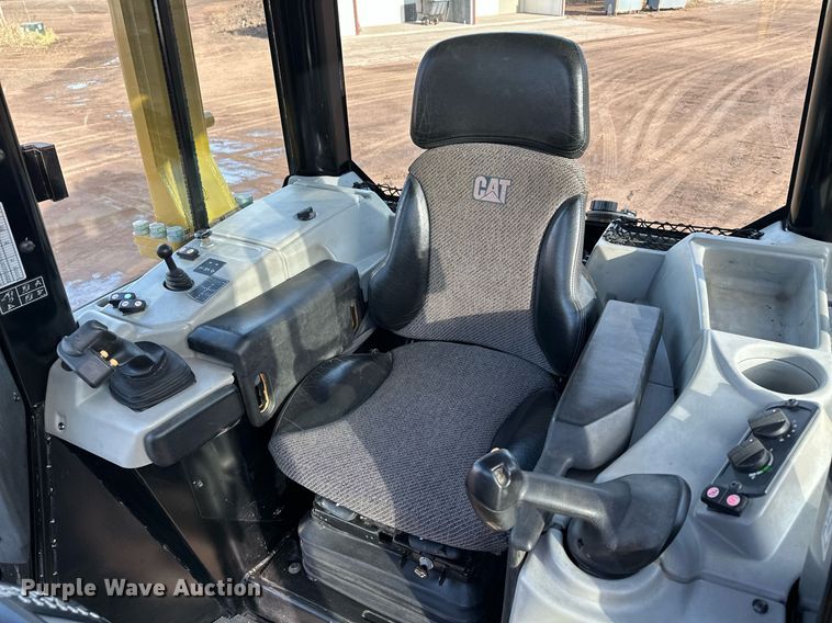 image for item LO9368 2018 Caterpillar D6N LGP  dozer