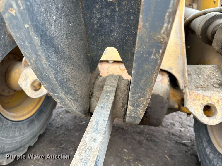 image for item LO9402 2010 John Deere 624K  wheel loader