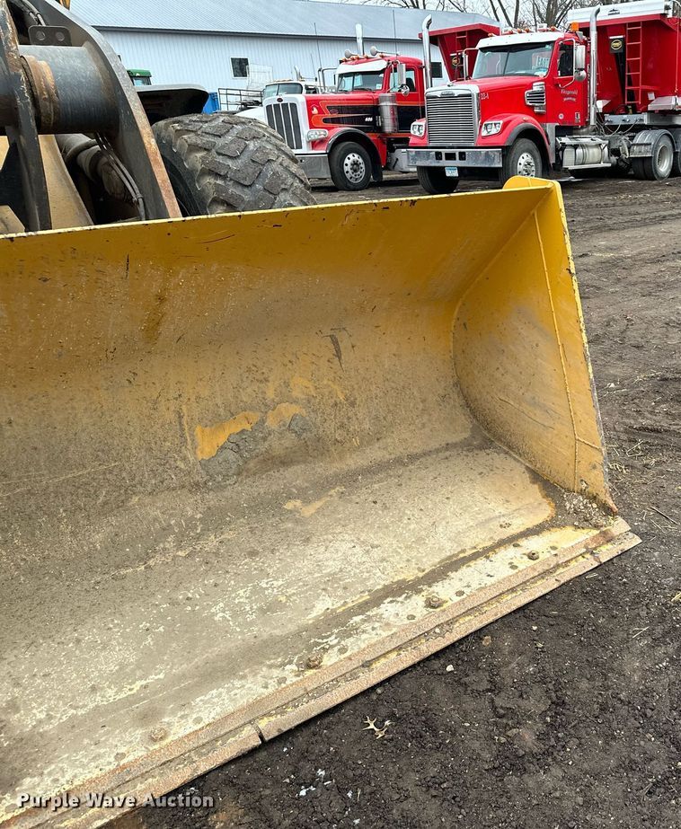 image for item LO9402 2010 John Deere 624K  wheel loader