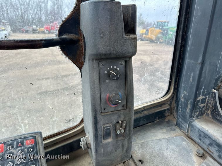 image for item LO9402 2010 John Deere 624K  wheel loader