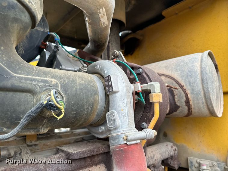 image for item LO9402 2010 John Deere 624K  wheel loader