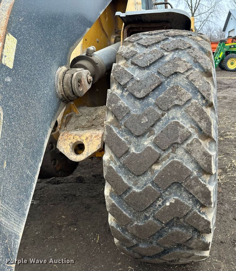 image for item LO9402 2010 John Deere 624K  wheel loader