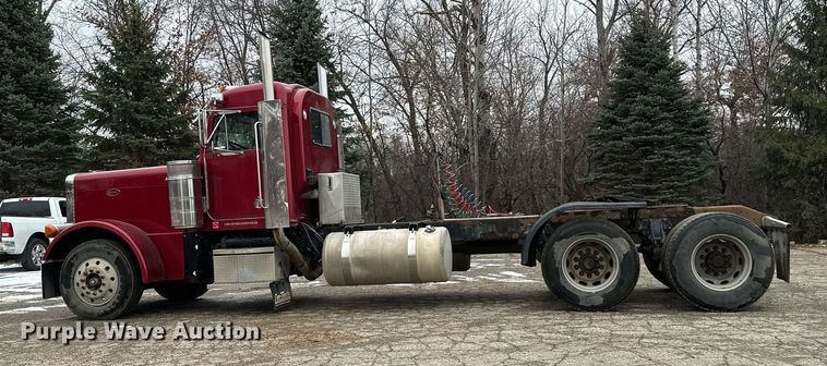 image for item LO9404 2001 Peterbilt 379  semi truck