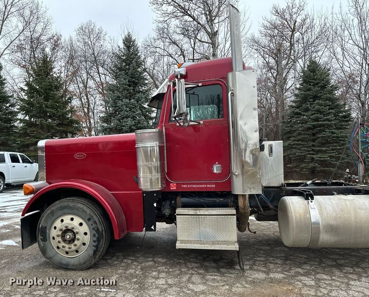 image for item LO9404 2001 Peterbilt 379  semi truck