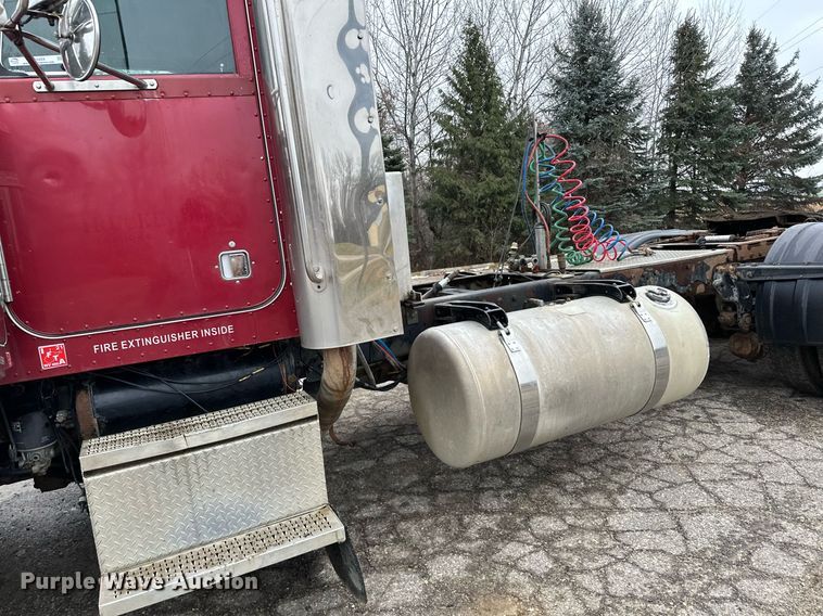 image for item LO9404 2001 Peterbilt 379  semi truck